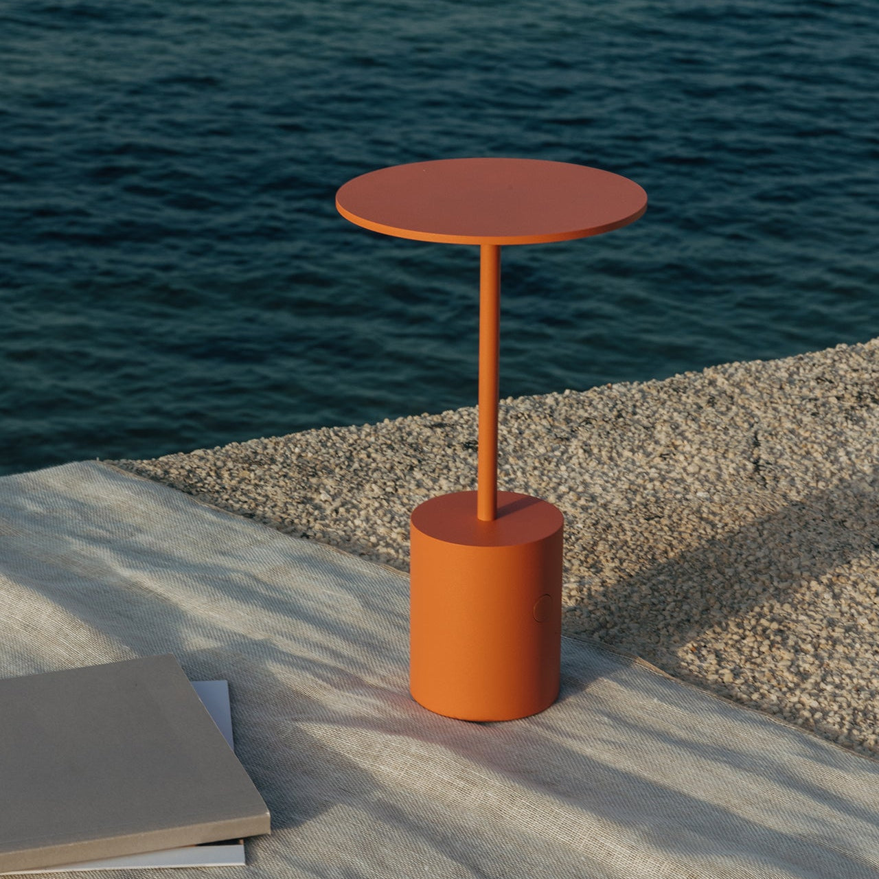 lampe-de-table-rechargeable-yoru-rouge-saumon