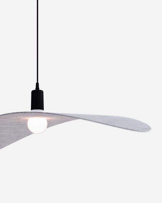 WAYRA est un luminaire elliptique qui flotte dans l’espace en apesanteur de la collection KALLMA