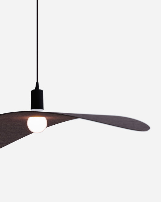 WAYRA est un luminaire elliptique qui flotte dans l’espace en apesanteur de la collection KALLMA
