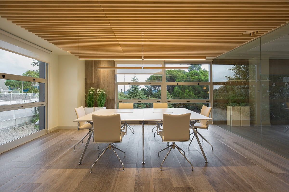 Luminaire pivotant en bois Manolo en situation